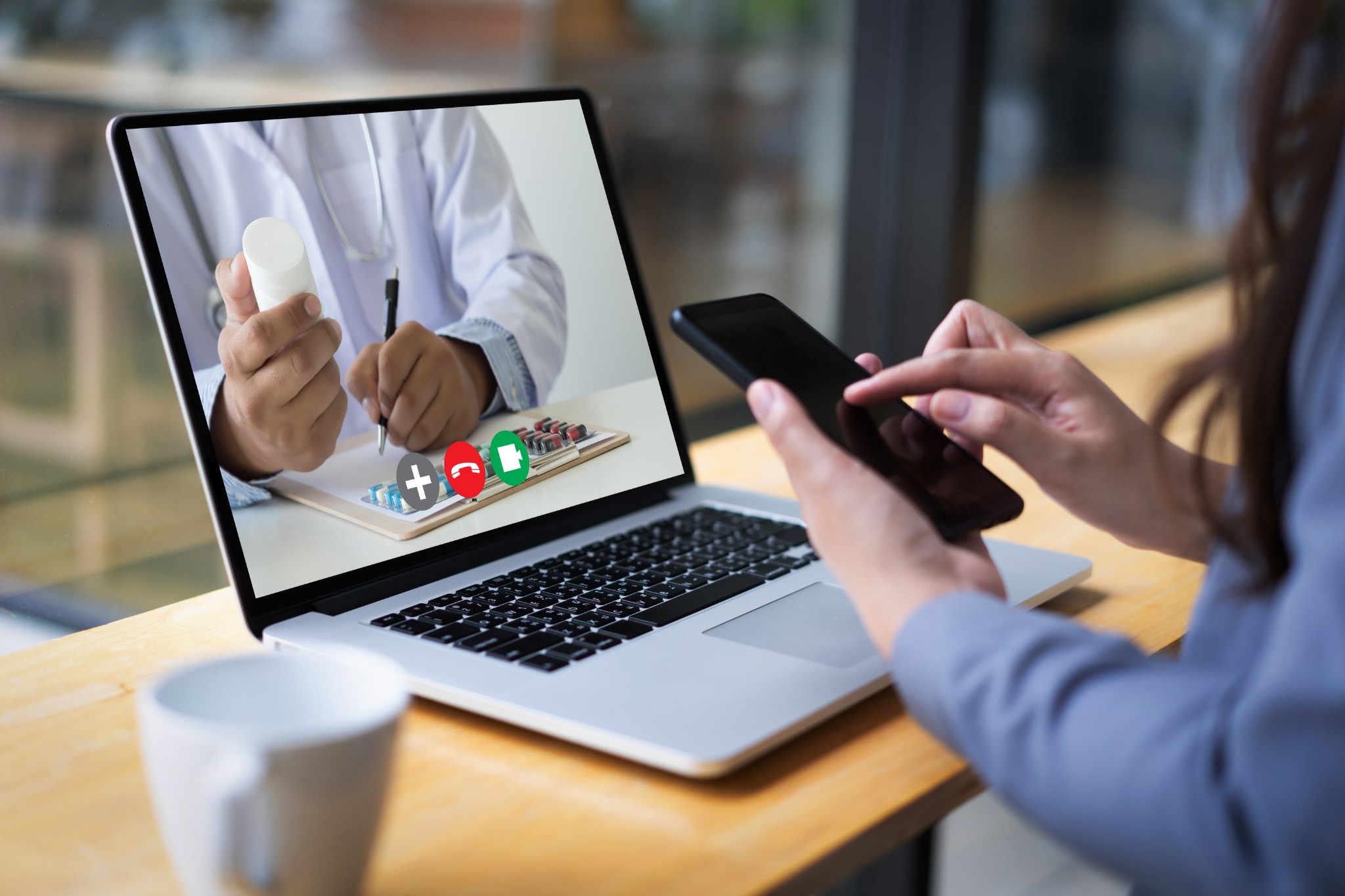 Pessoa numa consulta médica por videochamada através do computador